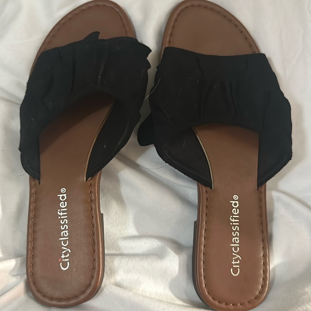 Sandals with black ruffle strap